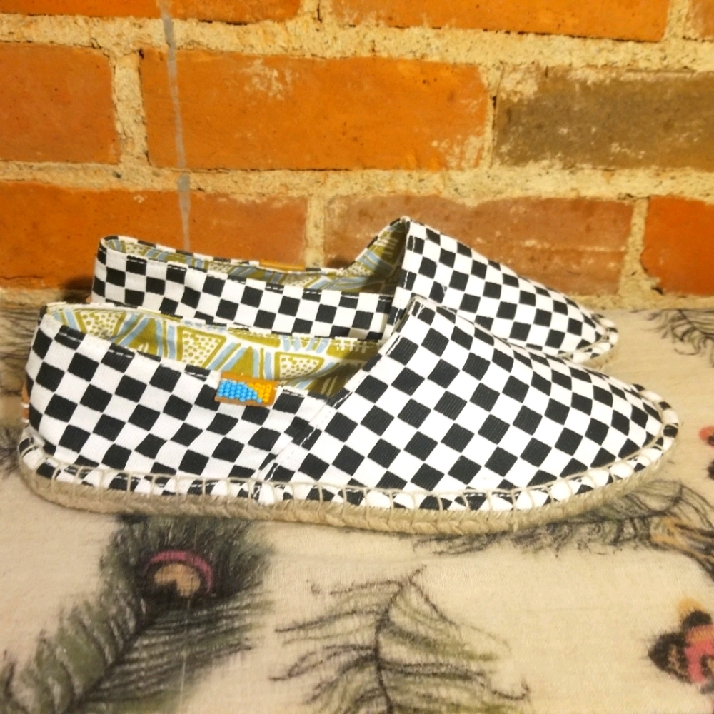 NEW UBUNTU BLACK & WHITE CHECKERED FLATS SIZE 9.5